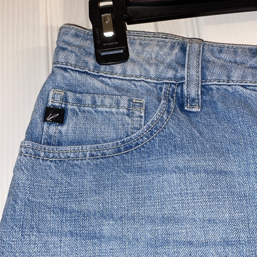 KanCan- Distressed Denim Shorts, light wash, Size:7/ 27 - Picture 2 of 7